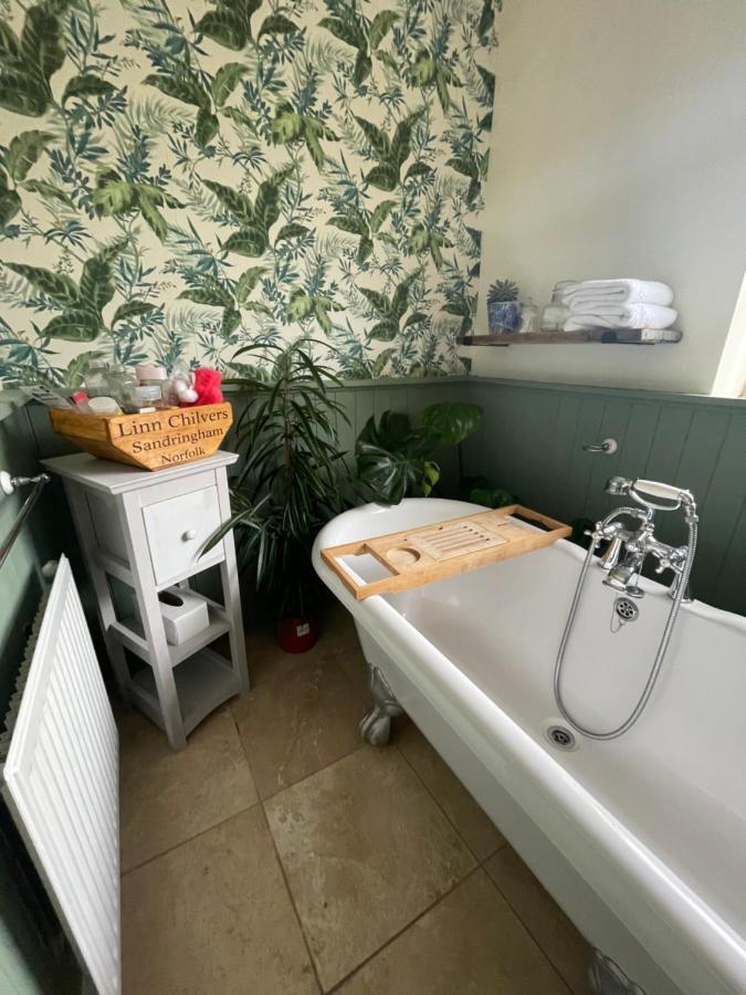 King Size Bed & En Suite Rolled Top Bath Private Lane ฮาร์โรเกต ภายนอก รูปภาพ
