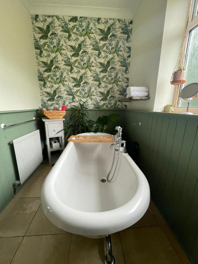 King Size Bed & En Suite Rolled Top Bath Private Lane ฮาร์โรเกต ภายนอก รูปภาพ